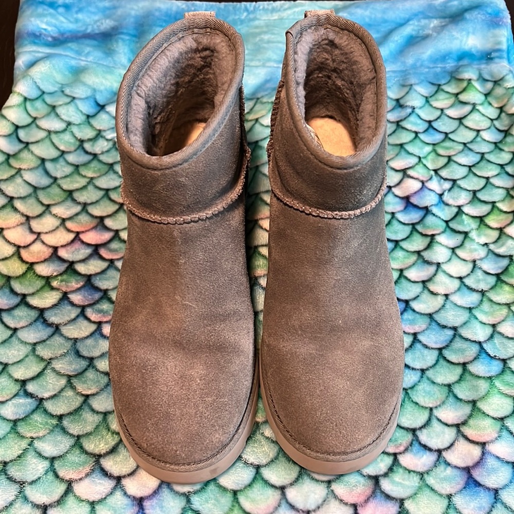 UGG classic femme geyser boots size 9